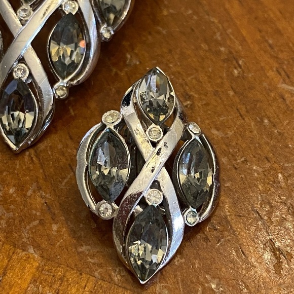 Vintage Basket Brooch and Earrings Set  Rhinestone Shield Silver Set - Picture 9 of 15